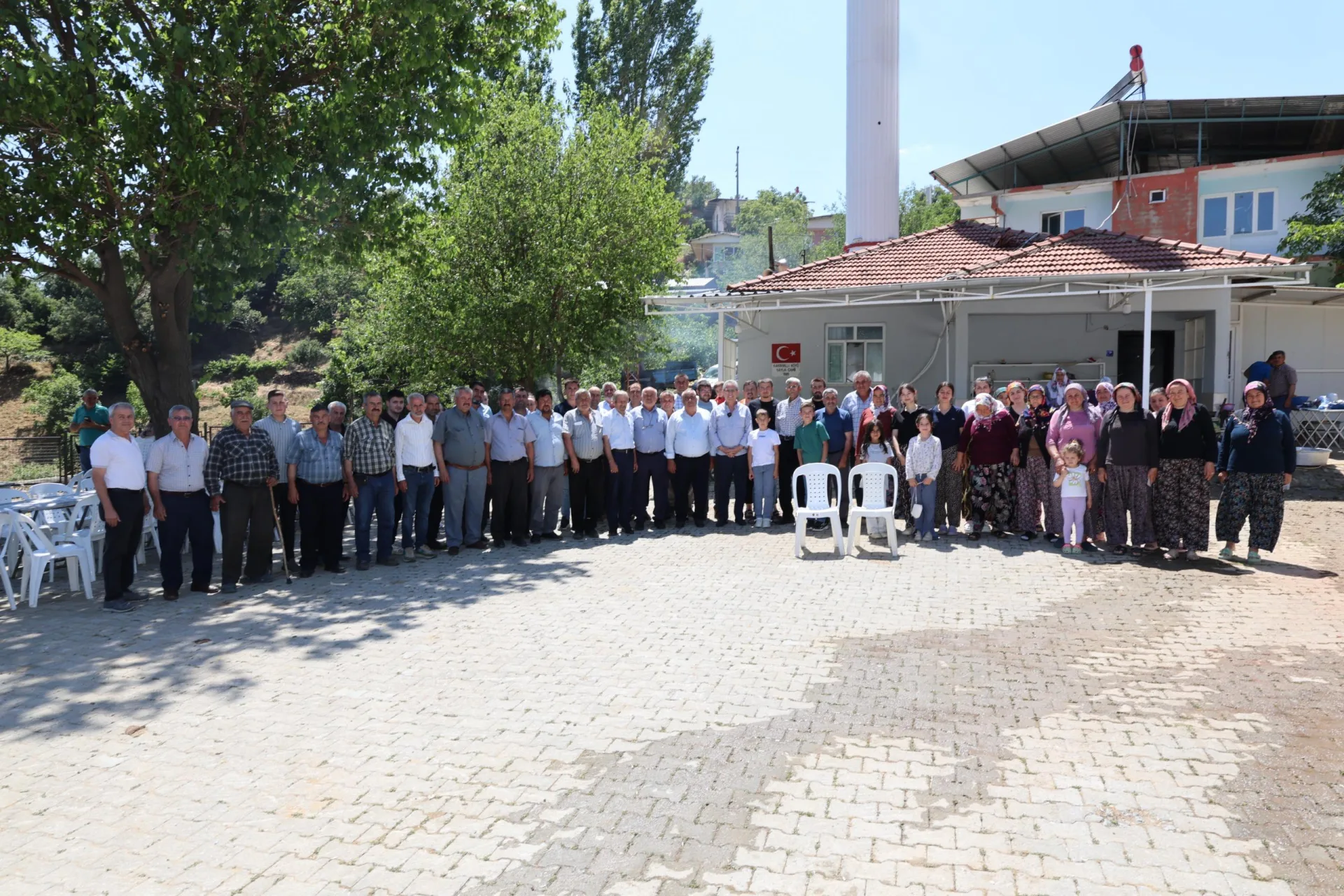 Karahallı Mahallesi ziyaretinde vatandaşlarla toplu fotoğraf