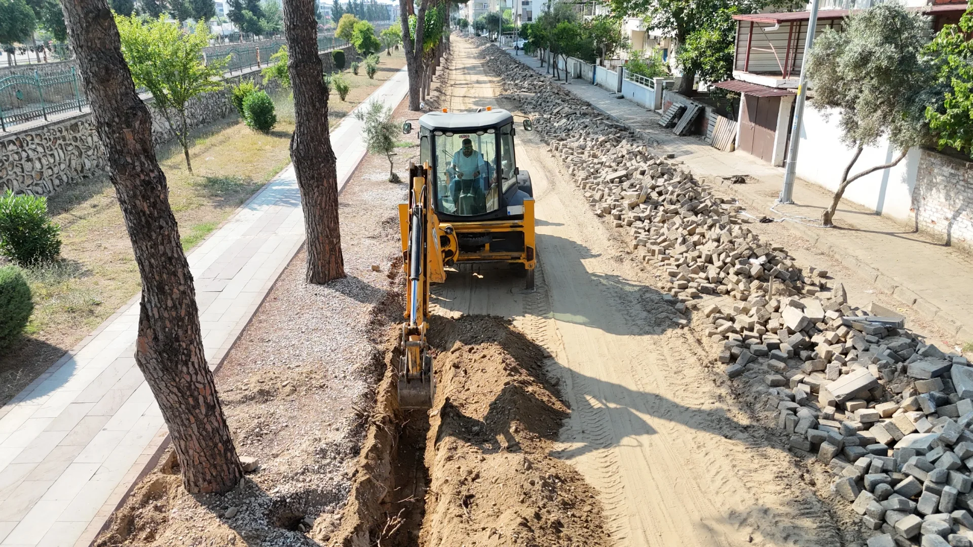 Nazilli’de yol yenileme çalışması yapan iş makinesi